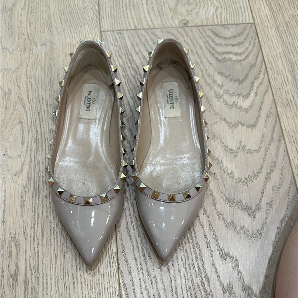 Valentino Cream Flats Elegant Pointed-Toe Design
